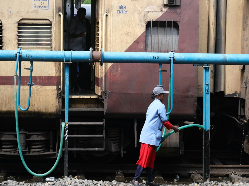 Cabinet approves Bonus for railway employees, image source - Pexels