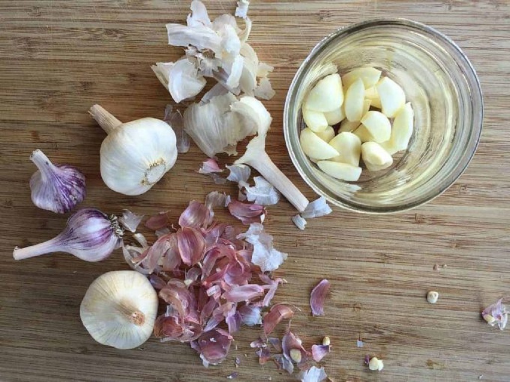 benefits of onion garlic skin for health