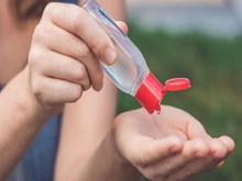 ଅଧିକ ବ୍ୟବହାର କରୁଛନ୍ତି କି ସାନିଟାଇଜର ? ହୋଇପାରେ ସମସ୍ୟା