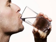 ଠିଆ ହୋଇ ପାଣି ପିଇଲେ ହୋଇଥାଏ ଏସବୁ ରୋଗ ,ଜାଣନ୍ତୁ...