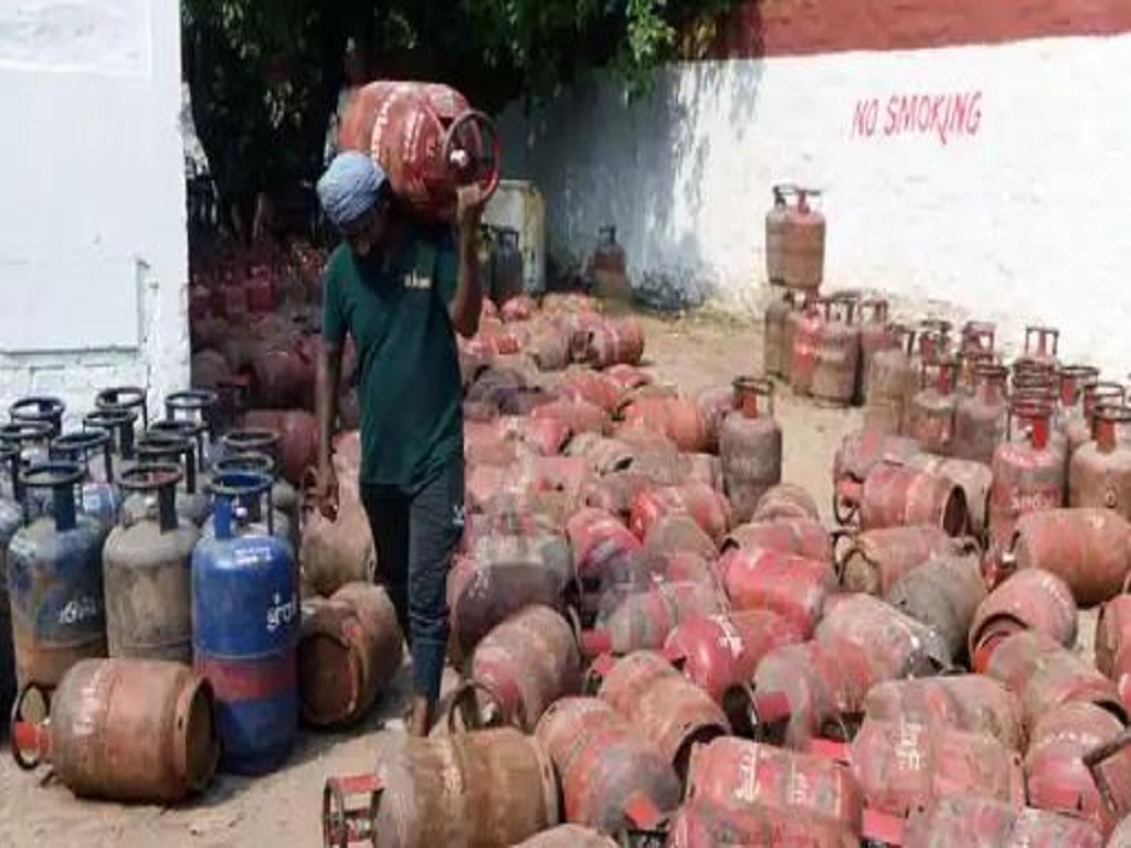 lpg cylinder price update prices of commercial cylinders slashed by rs 25 5 check latest rates