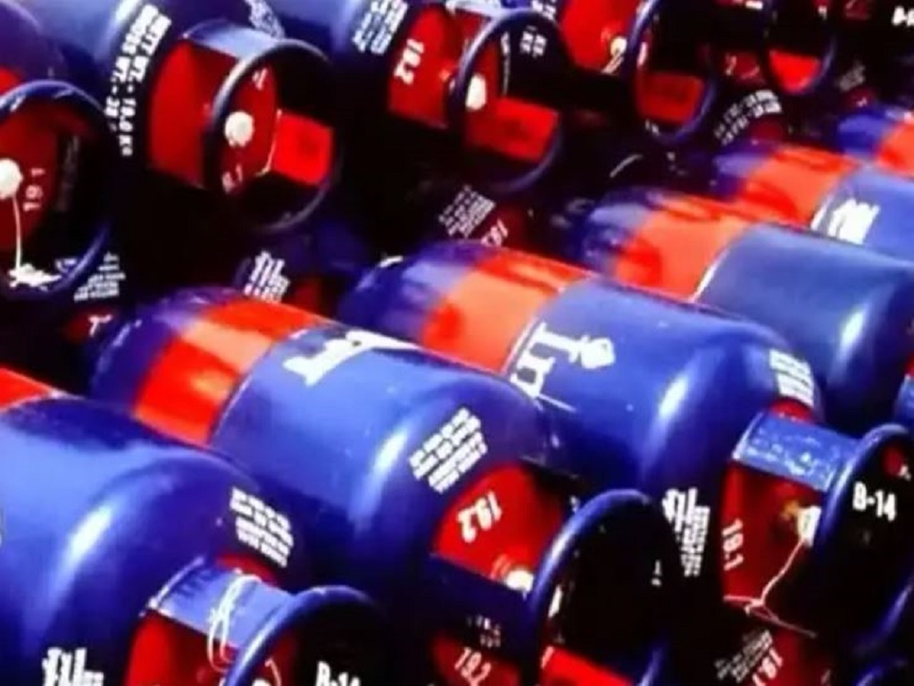 Commercial lpg cylinder price slash at 115 rupees