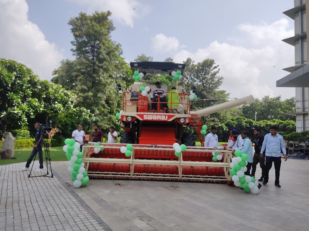 Mahindra mahindra launches swaraj wheel harvester