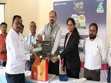 କିସାନ ଉତ୍ସବରେ ସୋଲାପୁର ଚାଷୀହେଲେ ସମ୍ମାନିତ  କିସାନ ଉତ୍ସବରେ ସୋଲାପୁର ଚାଷୀହେଲେ ସମ୍ମାନିତ